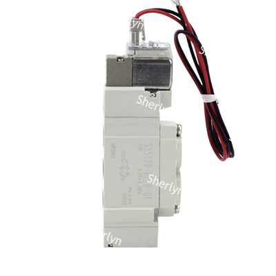 L'électrovanne à port SMC SY3120-5LZD-C6 C6, montage sur collecteur, entraîne des pinces pneumatiques de fixations d'assemblage